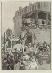 Królowa w Grasse, Bitwa Kwiatów, Kawalkada przed Grand Hotelem, Księżniczka Beatrice dająca pieniądze